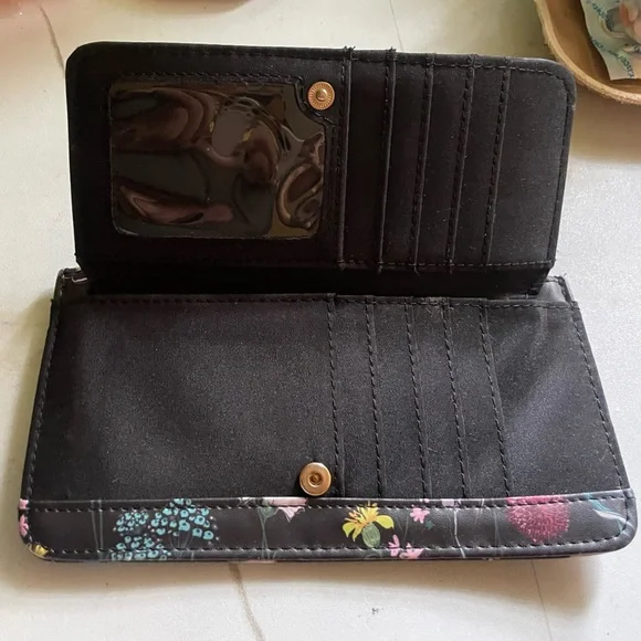 Westside bi-fold black floral wallet - Picture 5 of 5